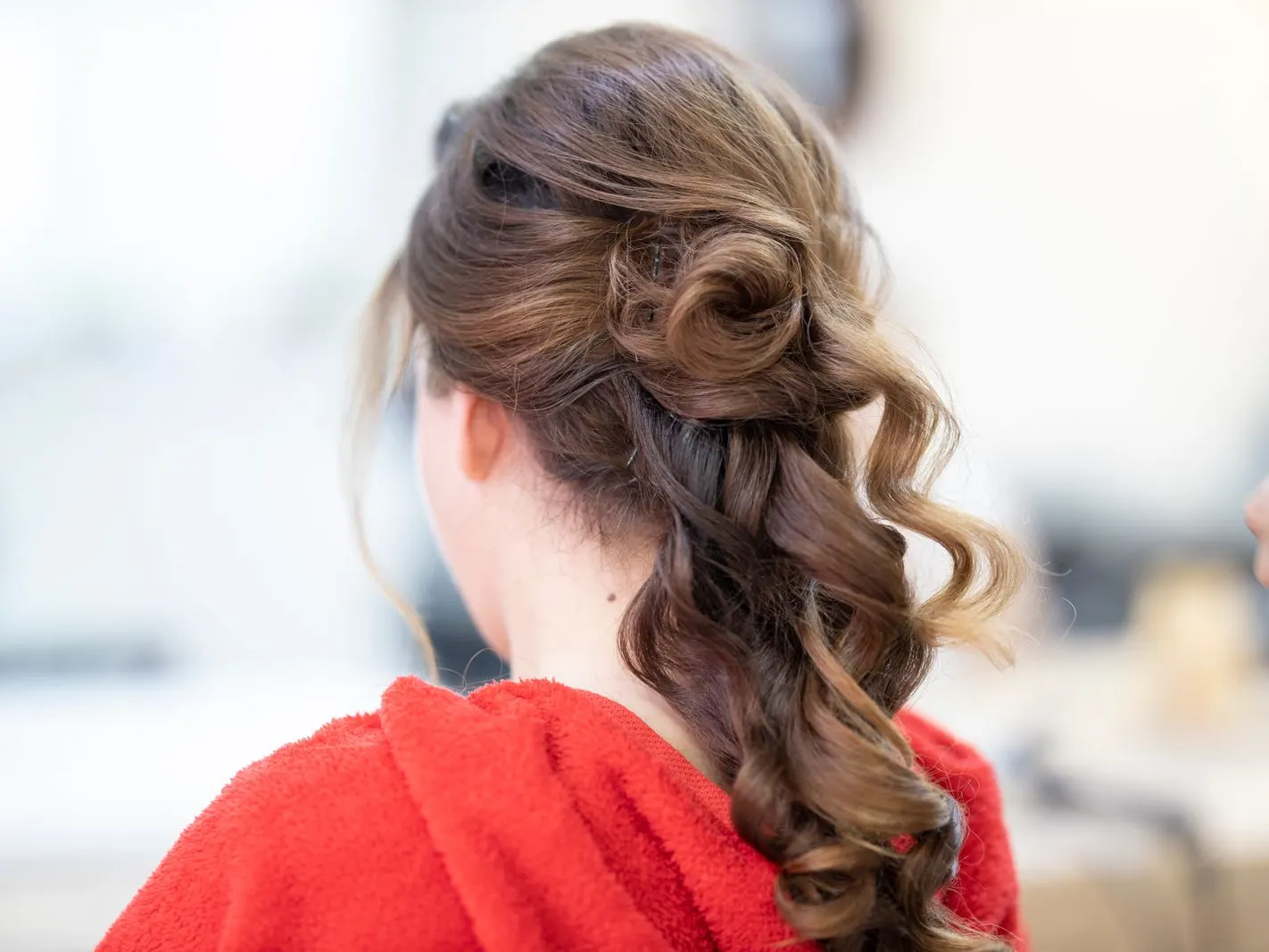 Half-up curls built around a hidden pin foundation, made to hold through a full evening.